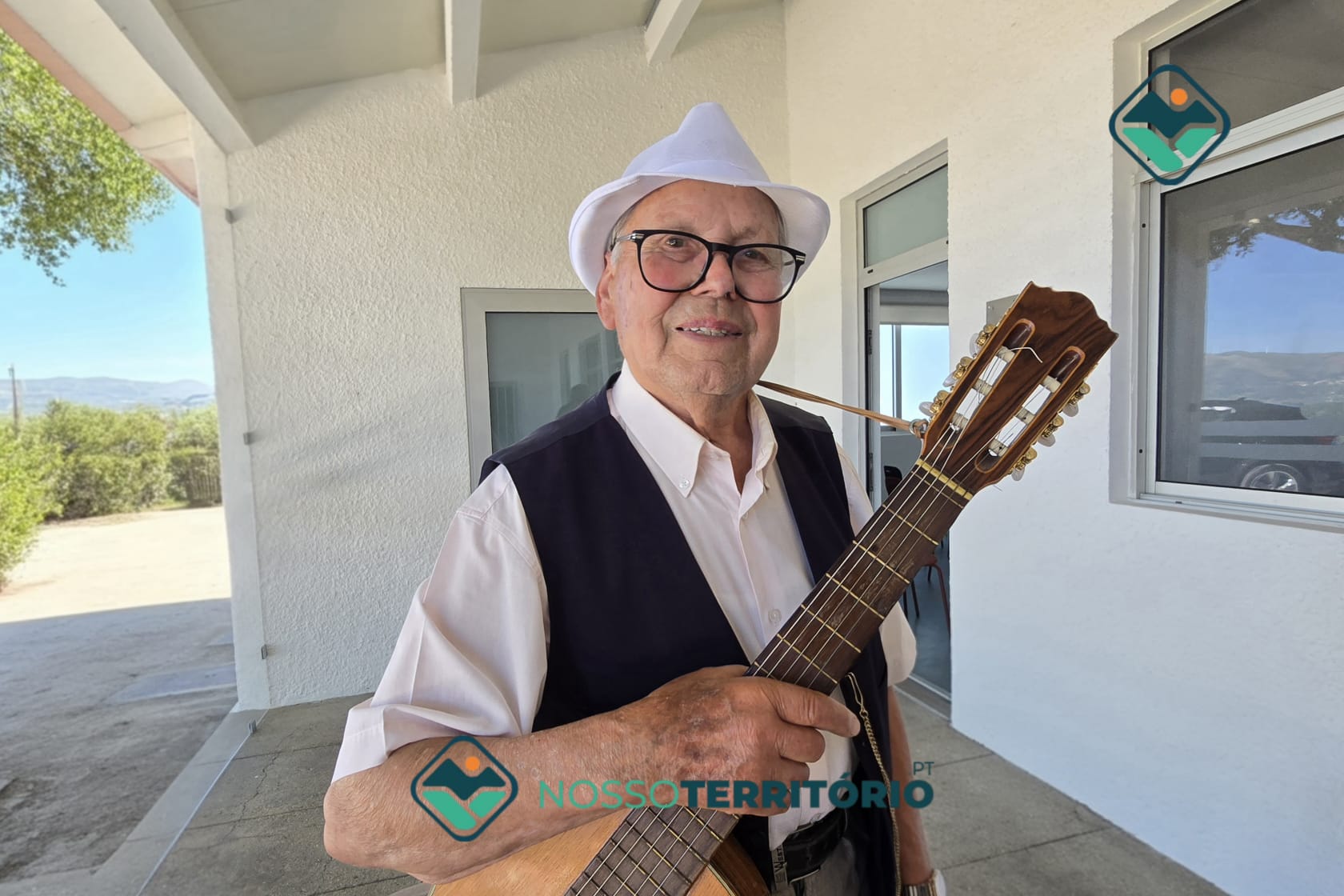 Antenor Barbosa tem 94 anos e continua a animar Valadares com a sua música e boa disposição (C/VÍDEO)