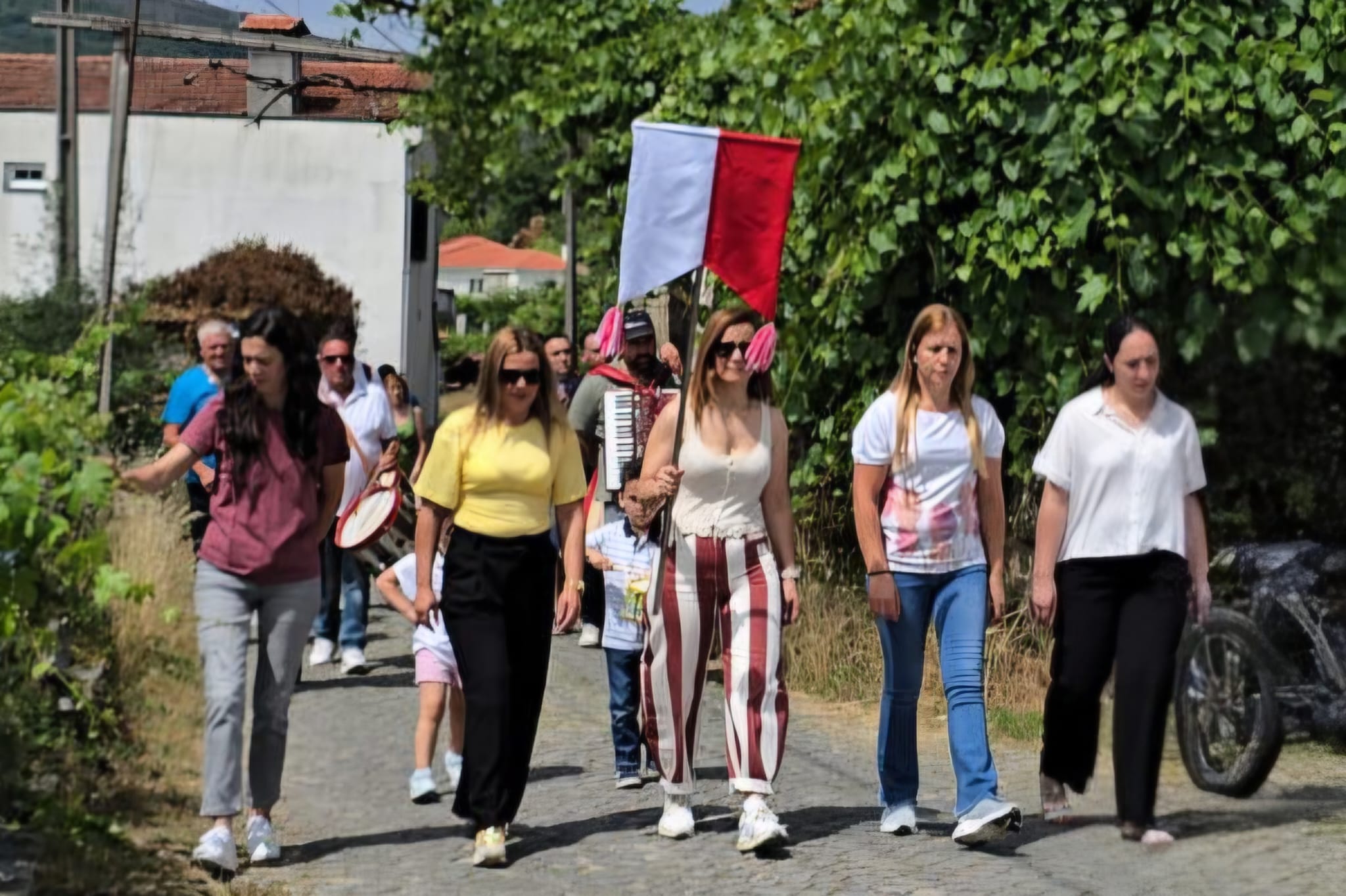 Comissão de Festas em Honra do São Pedro de Outoreça colocou a bandeira na capela