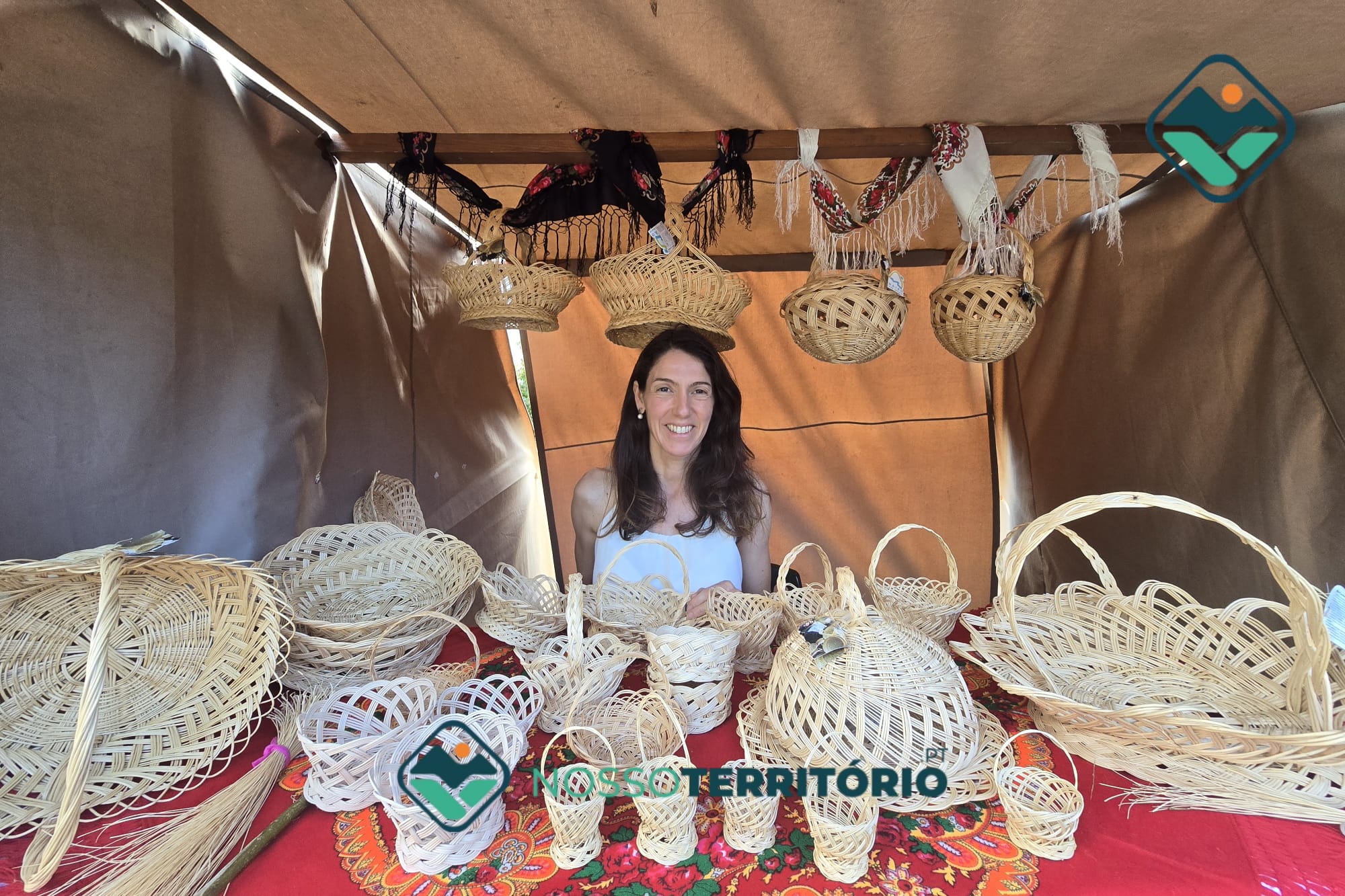 Ana Lourenço aprende a fazer as cestas de Frende “para dar continuidade a uma arte única de Baião”