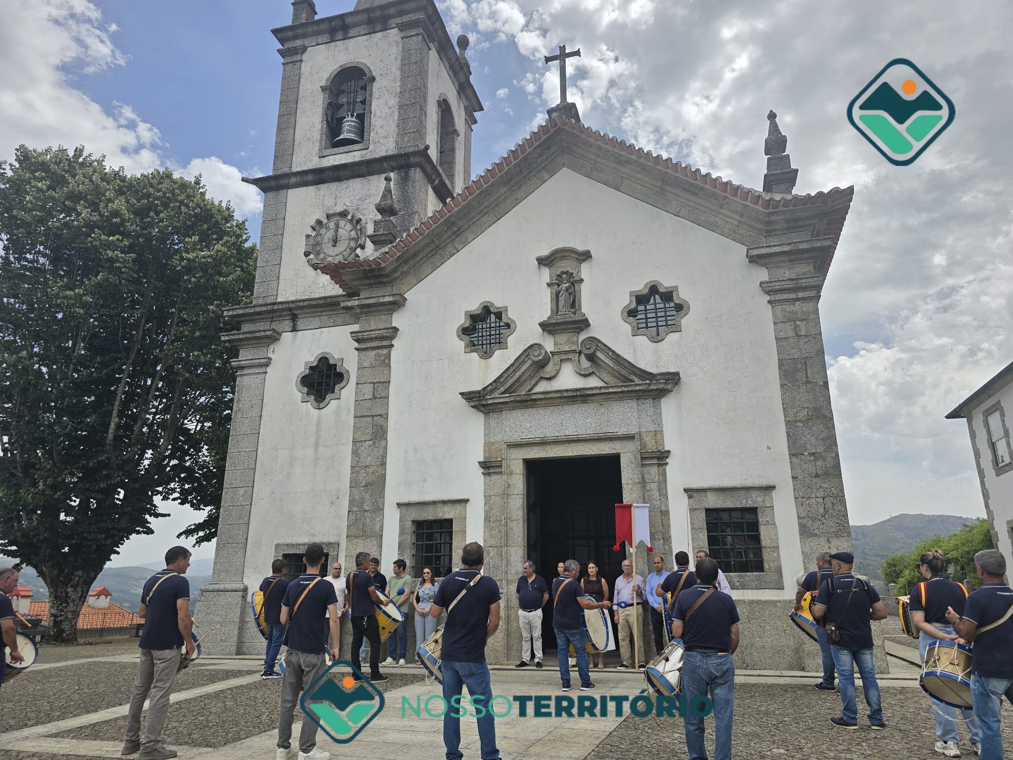Bandeira de S. Bartolomeu foi hoje colocada na Igreja de Campelo para as festividades (C/VÍDEO)