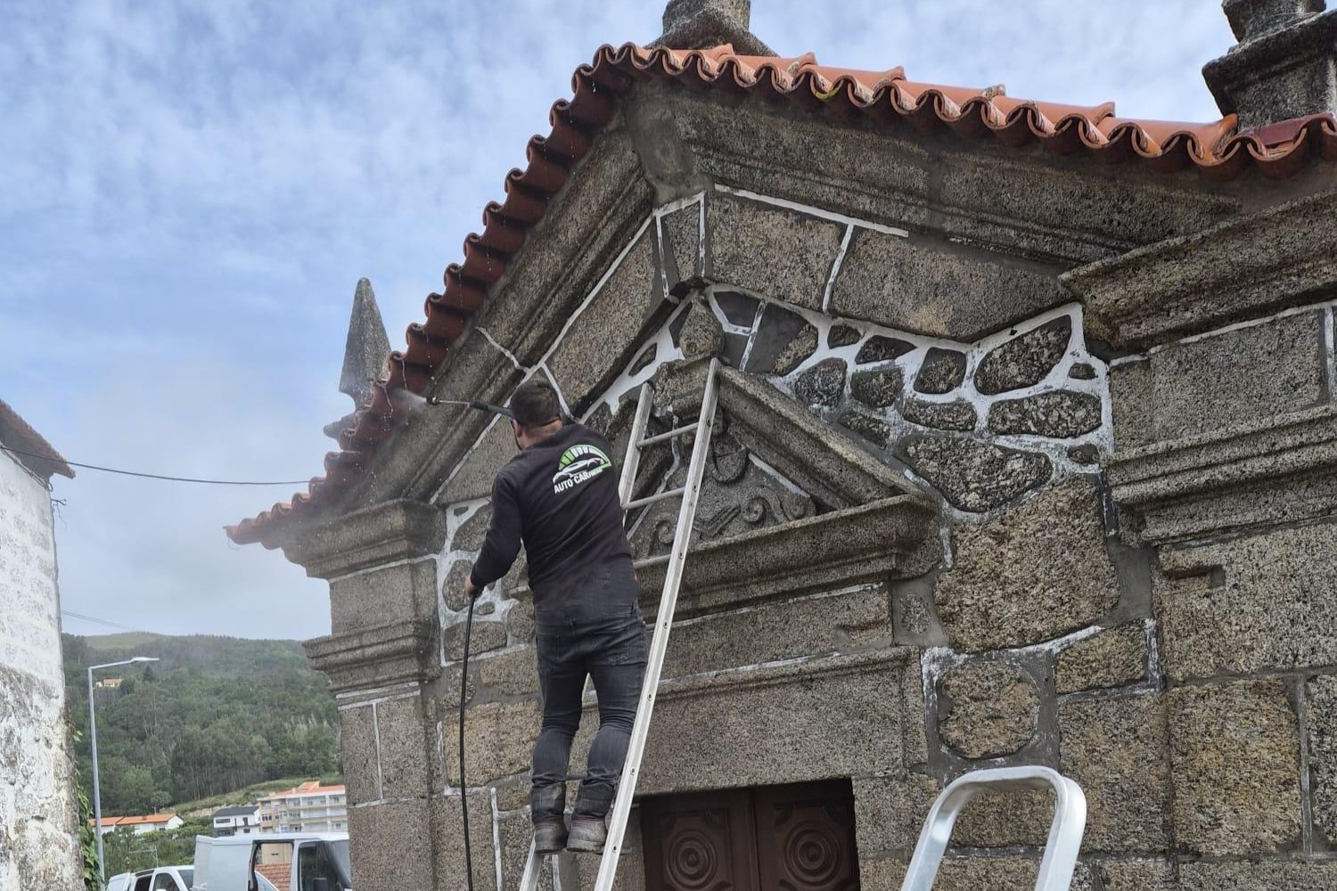 Comissão de Festa em Honra de Santo António e Clube TT “Os Primos” preparam Capela de Santo António para as festas