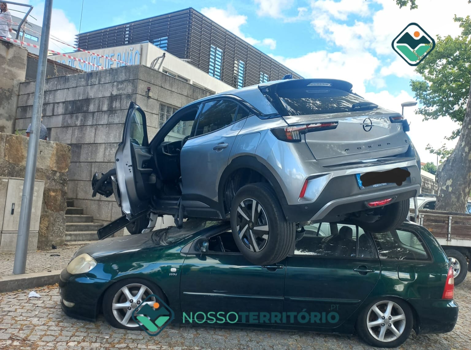 Veículo ligeiro despista-se e cai em cima de outro veículo junto ao Centro de Saúde de Baião