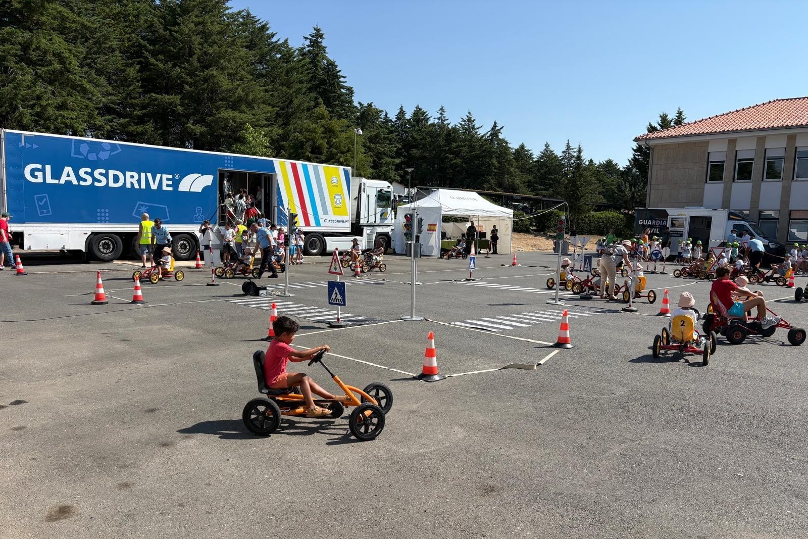 Piloto baionense Filipe Nogueira participou no Open Day da GNR de Bragança que contou com cerca de três mil crianças