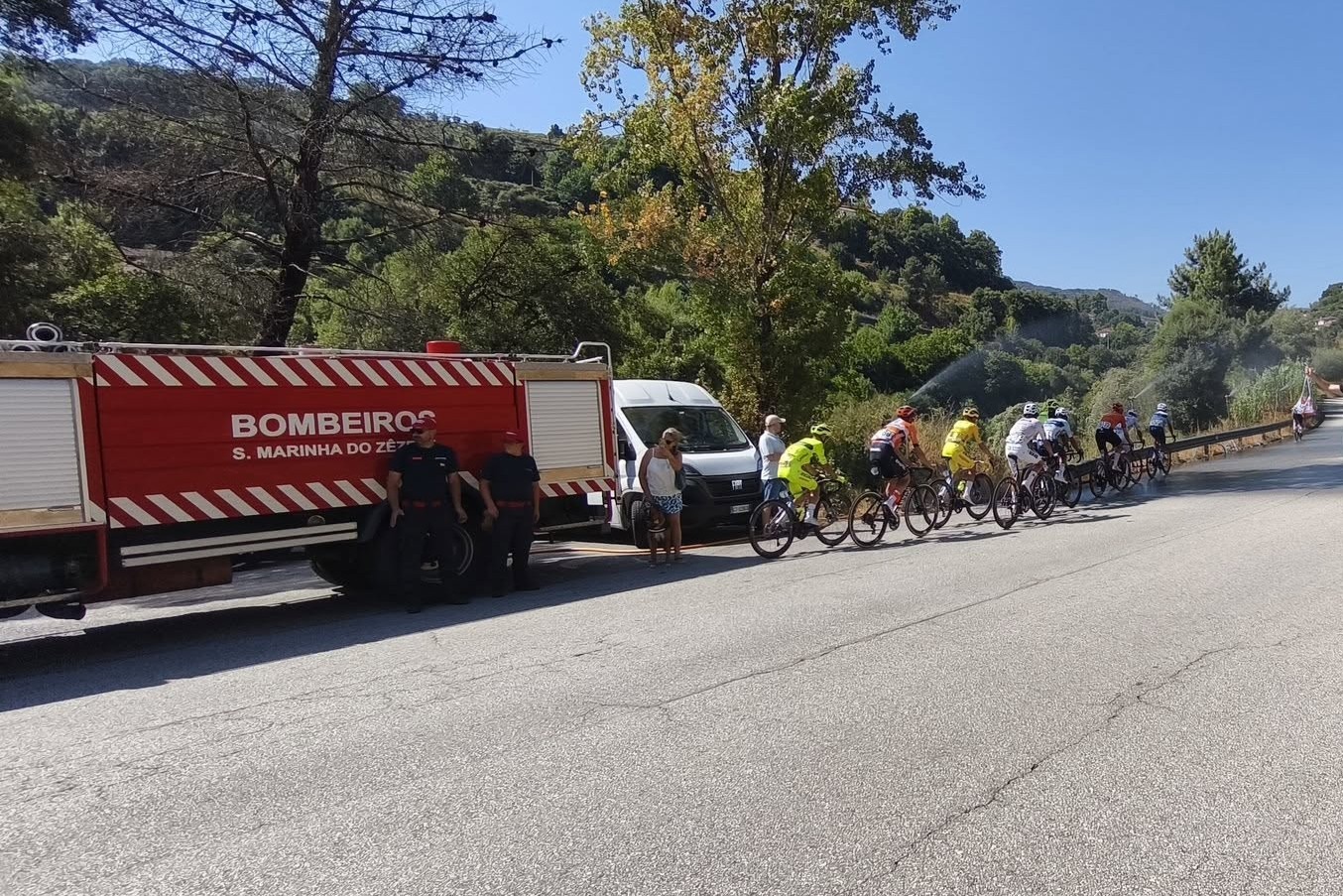 Ciclistas da Volta a Portugal recebidos em Baião com “túnel de chuva” e aplausos nas três freguesias onde passaram