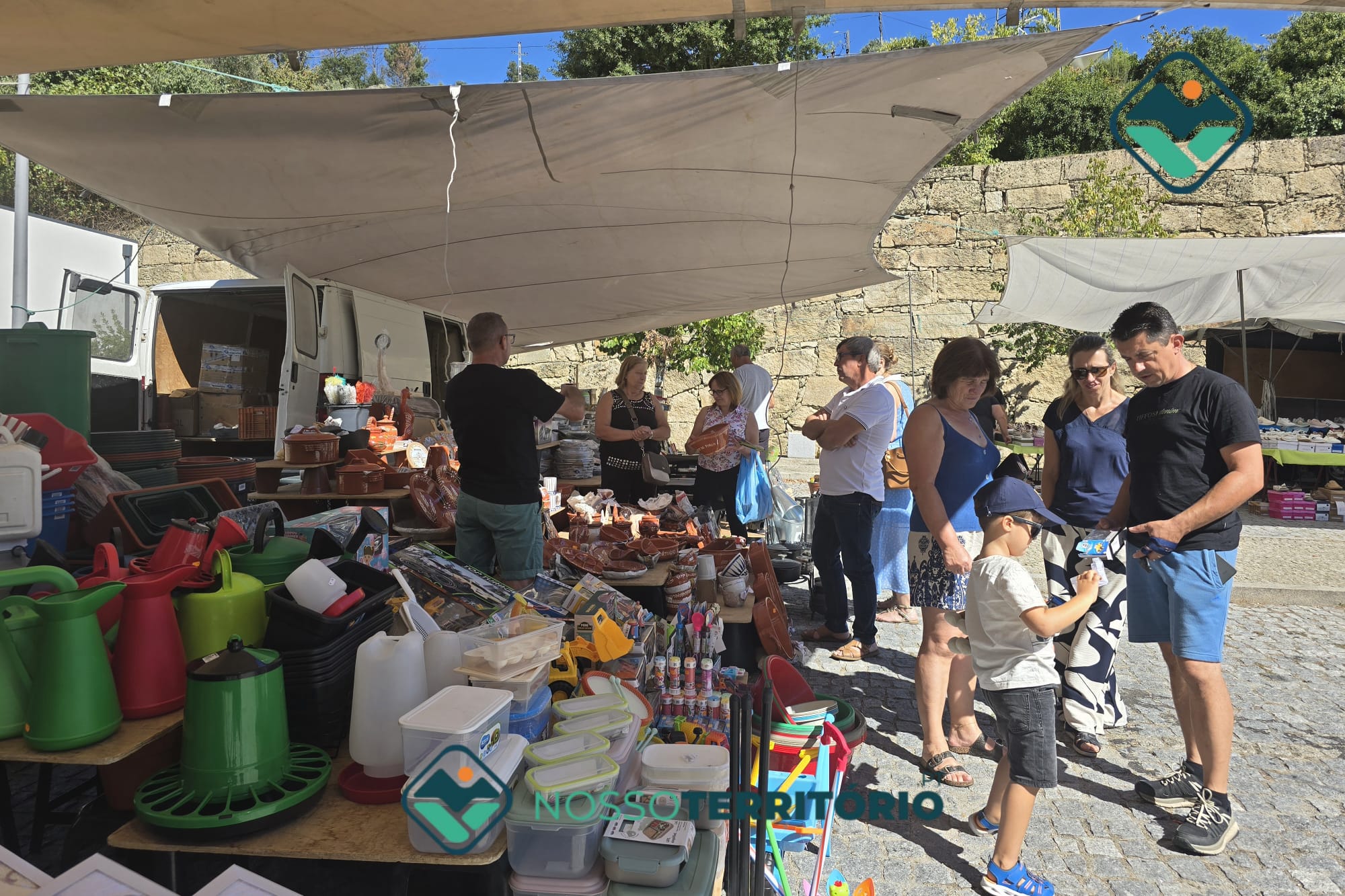 Junta de Frende dinamiza feira mensal que atrai cada vez mais vendedores e clientes (C/VÍDEO)