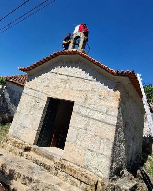 bandeira na capela em Outoreça 32